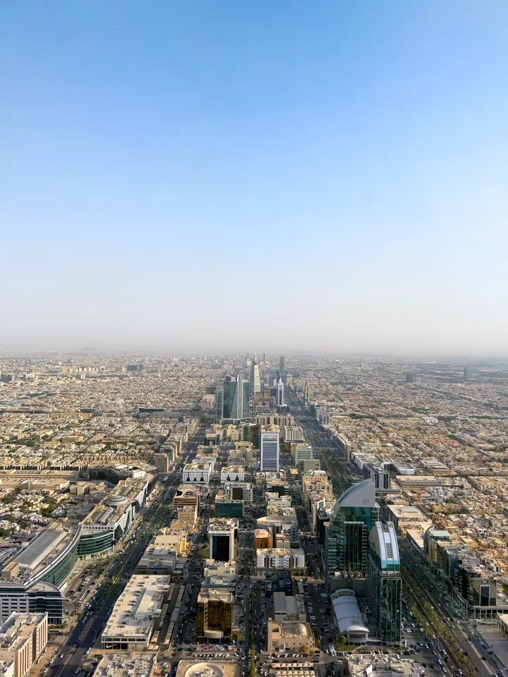 مشهد جوي لمدينة الرياض وأفقها العمراني